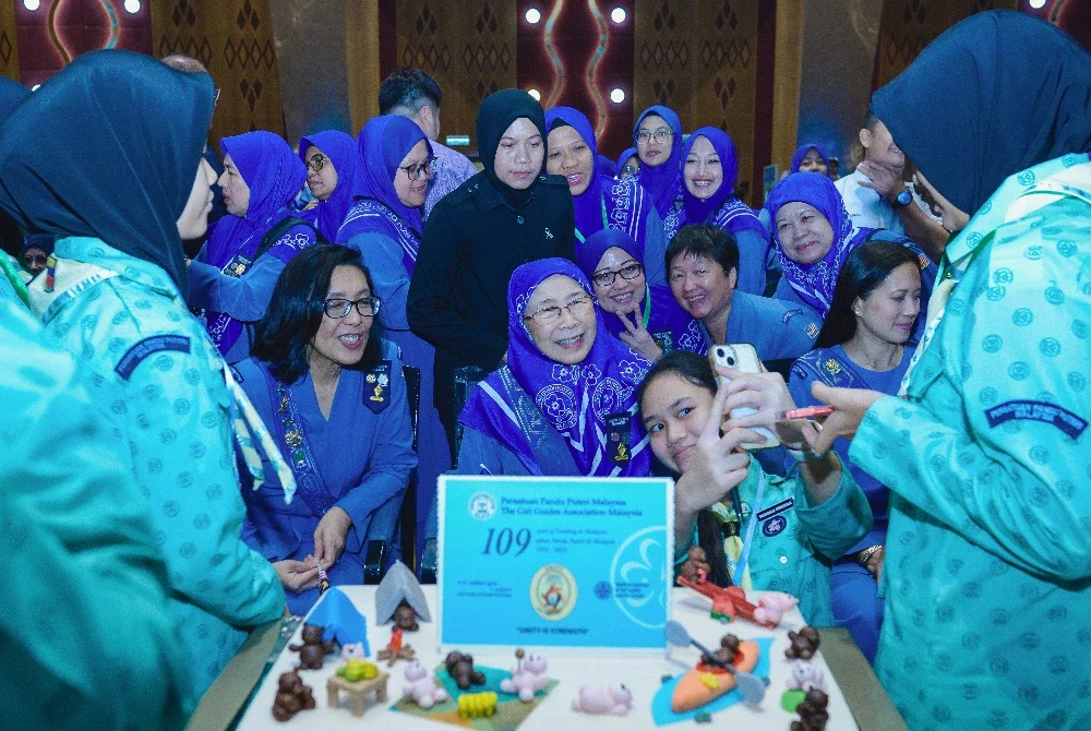 Dr Wan Azizah (tengah) beramah mesra bersama Persatuan Pandu Puteri Malaysia selepas Majlis Jade Camp Persatuan Pandu Puteri Malaysia 2025 di PICC pada Rabu. Foto Bernama