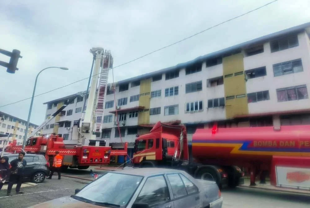 Bomba menggunakan Jentera Aerial Platform Ladder (APL) untuk memadamkan api di tingkat atas yang berketinggian kira-kira 12 meter pada Rabu.