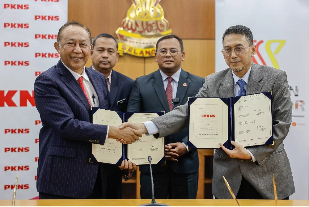 Mahmud (kiri) bersalaman dengan Raja Nazirin Shah pada Majlis Menandatangani Perjanjian Persefahaman antara kedua-dua pihak di Bangunan Sultan Salahuddin Abdul Aziz Shah pada Rabu. Foto Bernama
