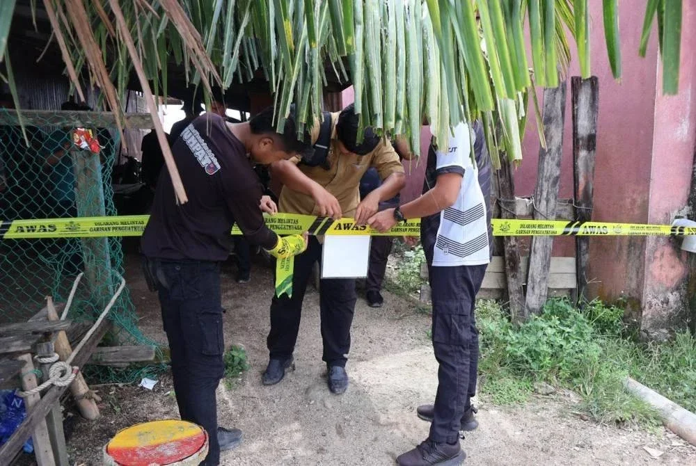 Anggota PGA menampal notis perobohan salah satu jeti haram di sekitar jajahan Tumpat dan Pasir Mas sejak tiga minggu lalu hingga Rabu. Foto PGA