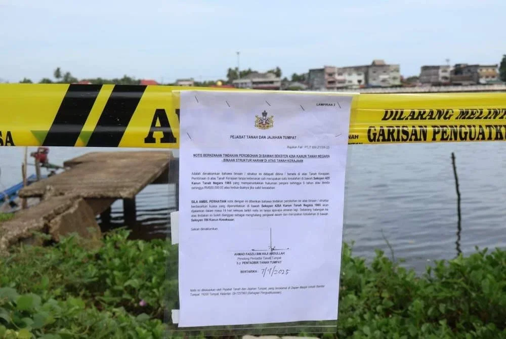 Notis yang ditampal di salah sebuah jeti haram dikenal pasti. Foto PGA