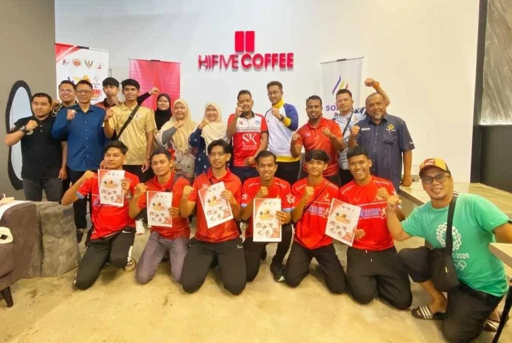 Dr Hafidzah (enam dari kanan) dan Saiful Helmie (lima dari kanan) bersama sebahagian daripada atlet KelSDeaf yang terlibat dalam membawa nama Kelantan ke Sopma di Sarawak pada Oktober ini.
