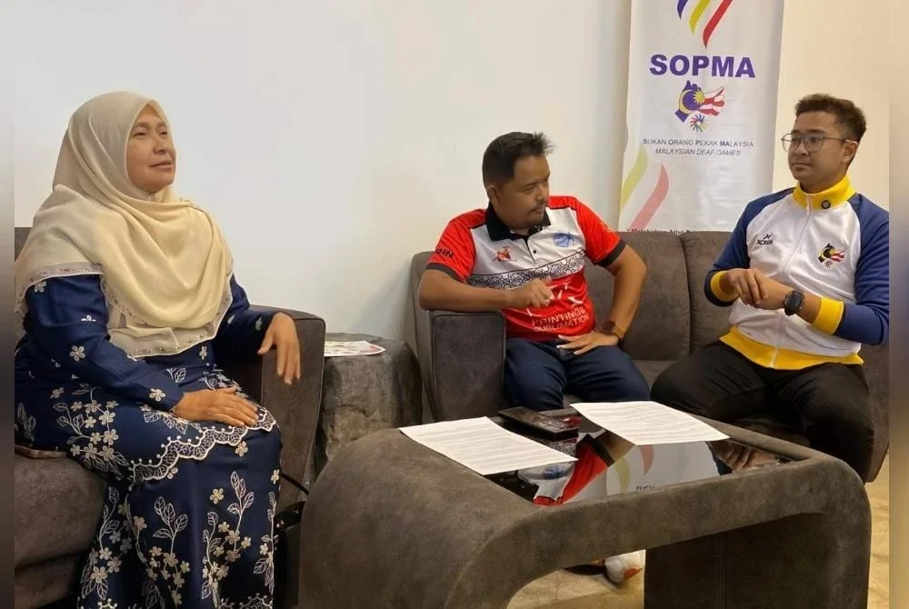 Dr Hafidzah (kiri) dan Saiful Helmie (tengah) turut hadir memberikan sokongan kepada KelSDeaf semasa sidang akhbar diadakan di Tunjung, Kota Bharu pada Rabu.