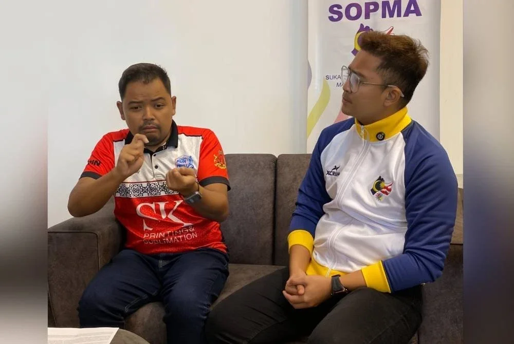 Saiful Helmie (kiri)ketika sidang akhbar di Kota Bharu pada Rabu.
