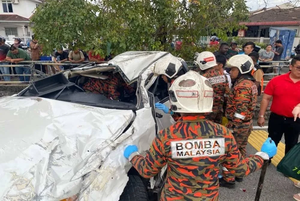 Anggota bomba melakukan kerja-kerja menyelamat di lokasi kejadian. Foto JBPM Pulau Pinang 
