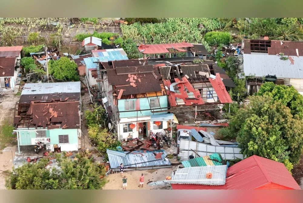 Keadaan rumah yang terjejas akibat ribut dan angin kencang di Pantai Remis, Manjung. Foto Facebook Komuniti Kampung Pantai Remis