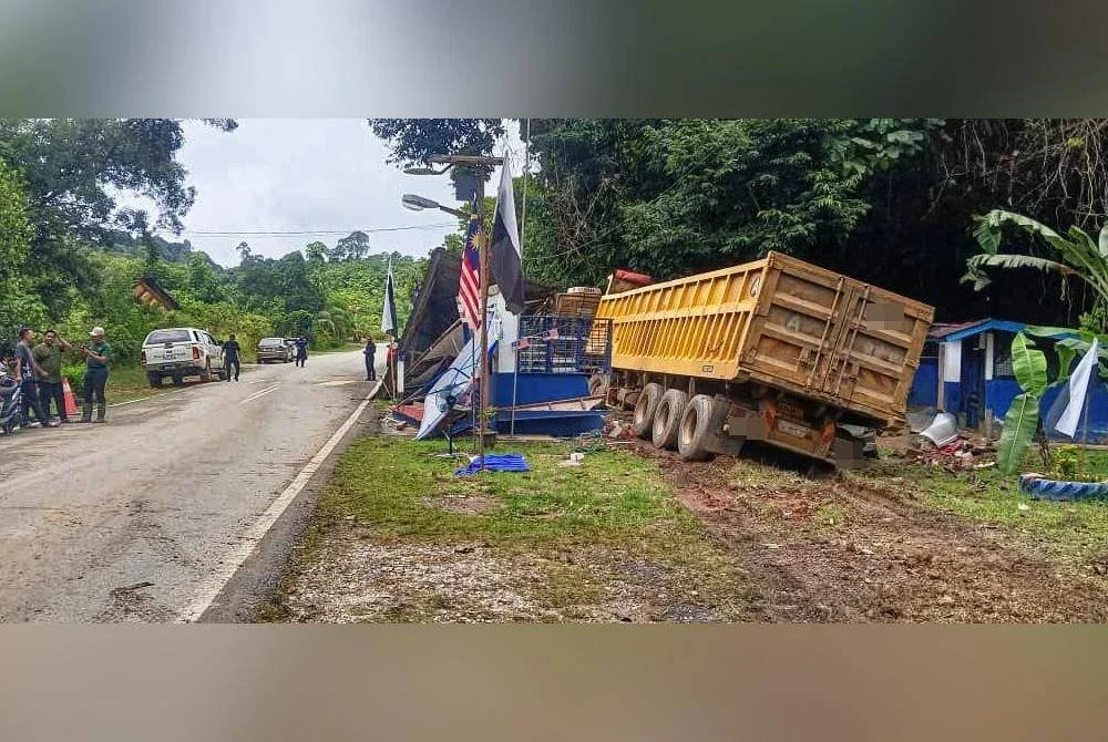 Rempuhan menyebabkan seorang polis bantuan dan pemandu treler cedera. Foto ihsan PDRM