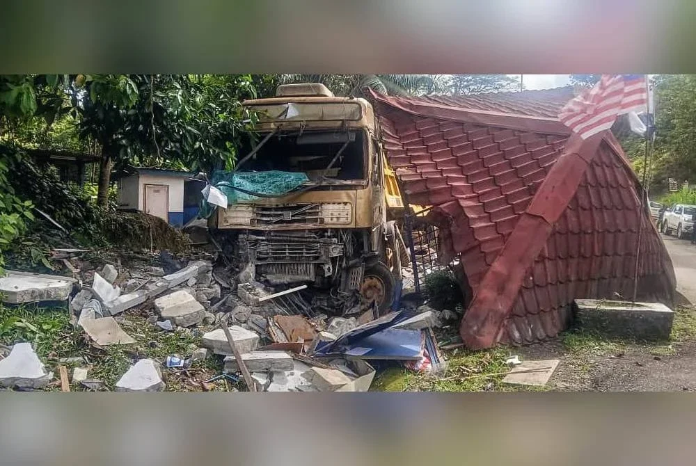 Keadaan pos kawalan yang musnah akibat rempuhan treler terbabit. Foto ihsan PDRM