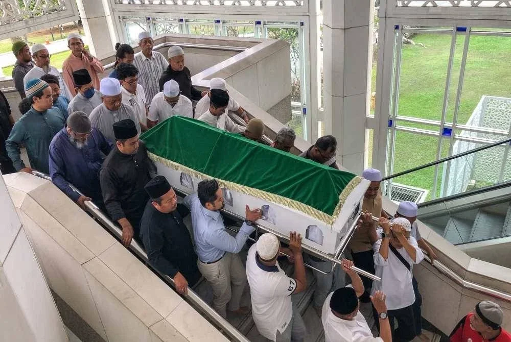 Ahli keluarga serta orang ramai mengusung jenazah Allahyarham Raja Ideris, selepas disolatkan di Masjid Sultan Salahuddin Abdul Aziz Shah sebelum dikebumikan di Makam Diraja Shah Alam pada Rabu. Foto Bernama