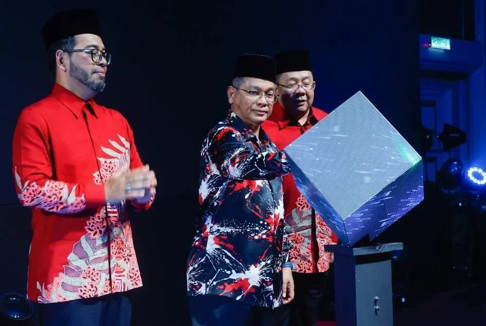 Mohd Na’im (tengah) merasmikan Sidang Kemuncak Halal Global 2025 pada Rabu. Foto Bernama