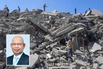 Penduduk Palestin menggeledah runtuhan menara al-Ghafari selepas musnah dalam serangan udara Israel di Gaza. (Gambar kecil: Ahmad Marthada)