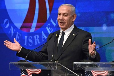 Netanyahu bercakap dengan ahli delegasi dwipartisan penggubal undang-undang Amerika Syarikat di Kementerian Luar di Baitulmaqdis pada Isnin. Foto AFP