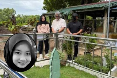 Peguam Datuk Ram Singh menziarah pusara Allahyarhamah Zara Qairina Mahathir di Sipitang. Foto Ihsan pembaca.
