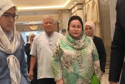Rosmah memakai baju kurung berwarna hijau, gagal dalam rayuannya di Mahkamah Rayuan di Putrajaya pada Rabu untuk menyingkirkan Hakim, Datuk Mohamed Zaini Mazlan.