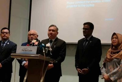 Anthony Loke (tengah) ketika sidang akhbar sempena pelancaran identiti korporat baharu CAAM di sini pada Rabu.