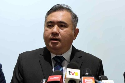 Menteri Pengangkutan Anthony Loke ketika sidang media selepas Majlis Pelancaran The New CAAM "A Transformation for Safer Skies" pada Rabu. Foto Bernama.