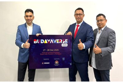 Khairul Firdaus (kiri) ketika pelancaran BudayaVerse 2025 di Putrajaya pada Selasa.