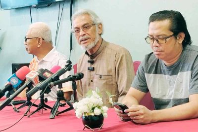 Khalid Abdul Samad (tengah) dalam sidang media di sebuah restoran di ibu negara pada Rabu