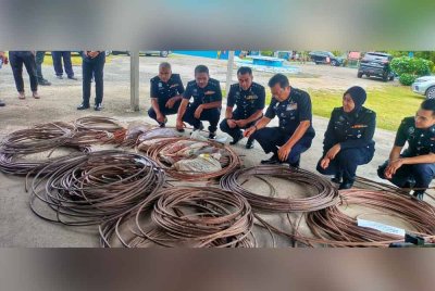 Yahaya (tiga dari kanan) melihat sebahagian kabel yang dirampas.