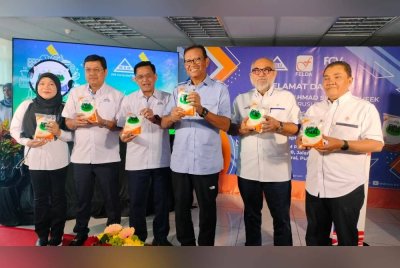 Ahmad Shabery (tengah) melancarkan Gula Prai Edisi Khas FELDA semasa lawatannya ke MSM Prai pada Rabu.