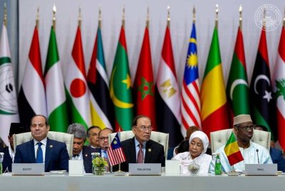 Foto Anwar pada Sidang Kemuncak Luar Biasa Arab-Islam di Doha, Qatar yang dikongsi Zulkifli di hantaran Facebook beliau pada Rabu.