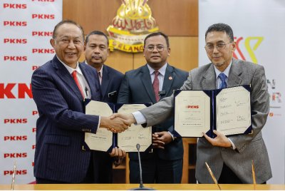 Mahmud (kiri) bersalaman dengan Raja Nazirin Shah pada Majlis Menandatangani Perjanjian Persefahaman antara kedua-dua pihak di Bangunan Sultan Salahuddin Abdul Aziz Shah pada Rabu. Foto Bernama