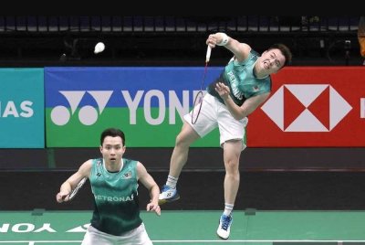 Aaron-Wooi Yik dipaksa berhempas pulas 60 minit sebelum mara ke pusingan kedua Masters China pada Rabu.