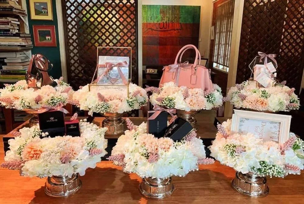 Trend hantaran kahwin mewah semakin menjadi-jadi, namun pasangan muda akhirnya berdepan hutang selepas majlis berakhir. Gambar hiasan