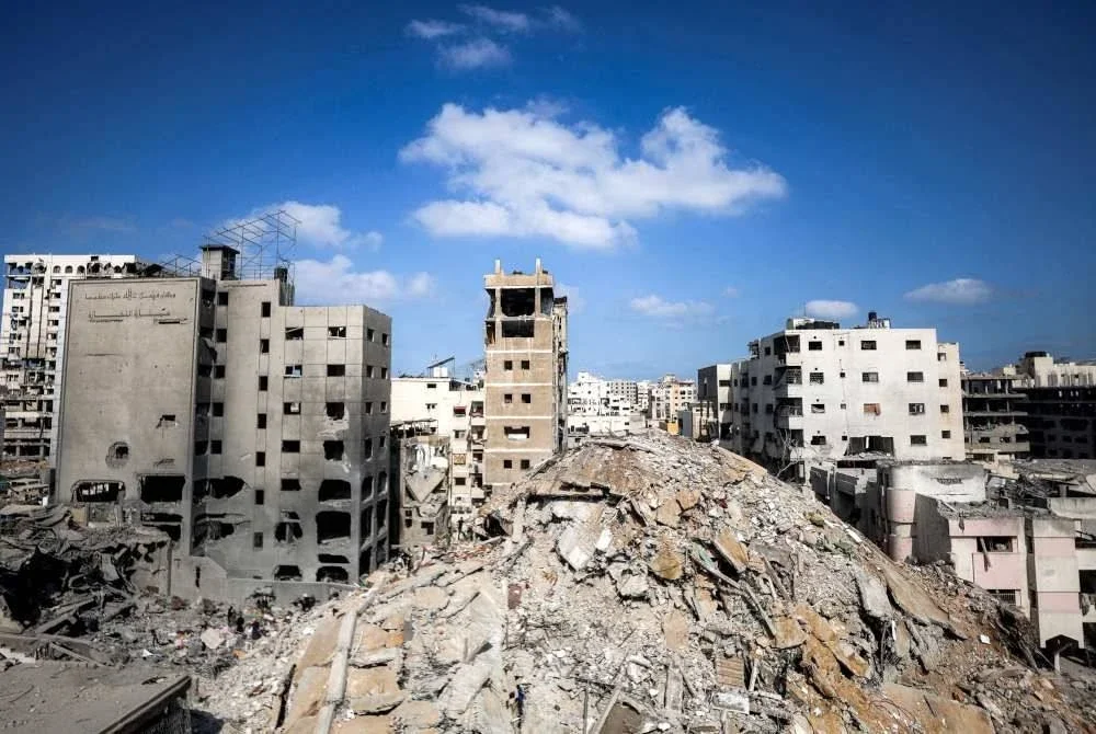 Zionis terus membedil struktur menara di Bandar Gaza sejak awal bulan lalu. Foto AFP
