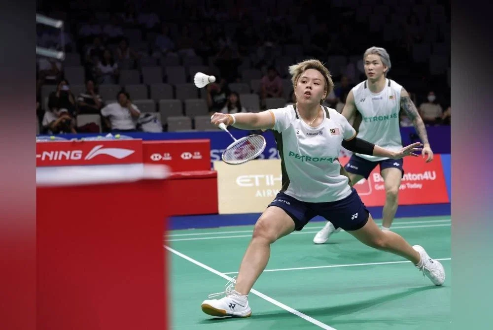 Ee wei (kiri) dan Tang Jie mara ke pusingan kedua Masters China.