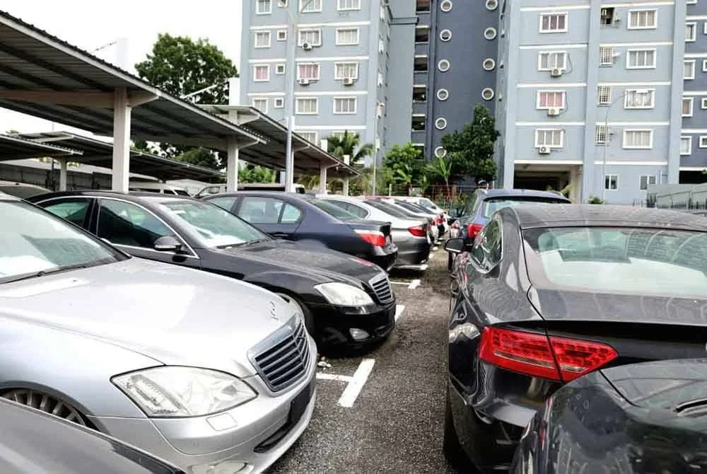 Antara kenderaan import yang disita JKDM menerusi Op Purple.