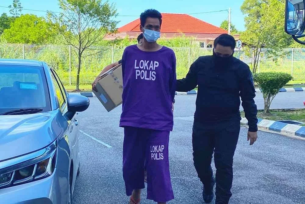 Lelaki yang memakai kostum kartun mengaku bersalah di Mahkamah Sesyen Kota Bharu pada Khamis atas pertuduhan melakukan amang seksual terhadap seorang kanak-kanak perempuan berusia enam tahun.