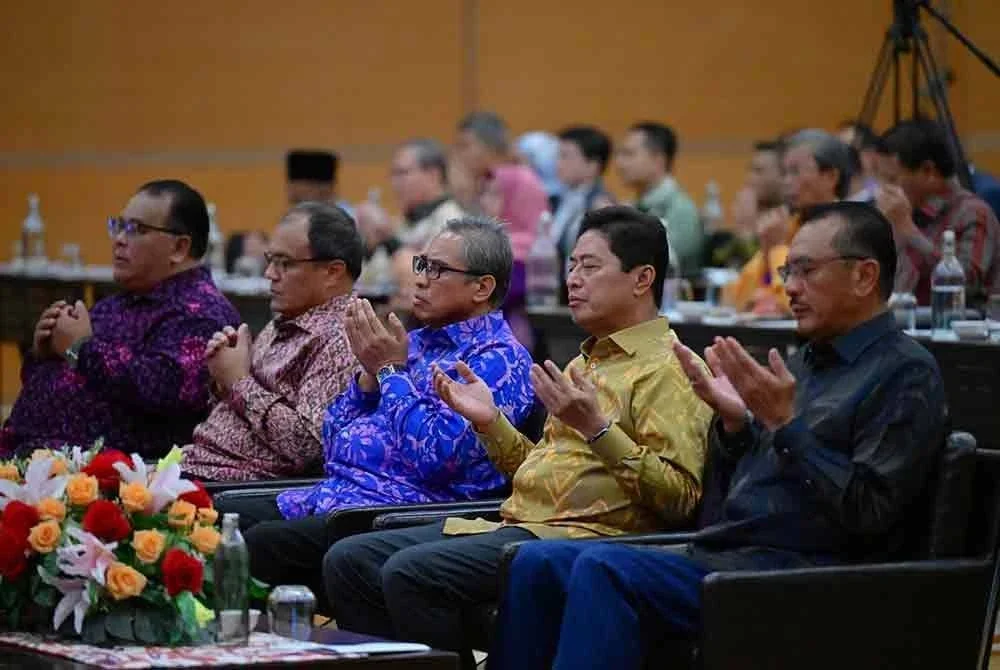 Azam (dua dari kanan) hadir Persidangan Penyelidikan Governans, Integriti dan Antirasuah Peringkat Kebangsaan Kali Ke-4 di Movenpick Convention Centre di Sepang pada Khamis.