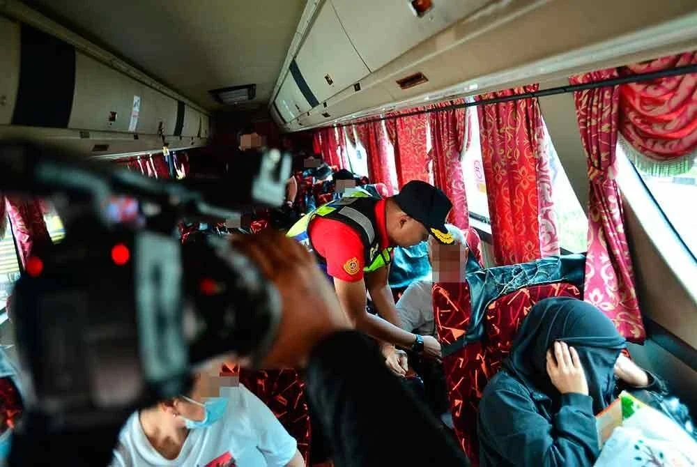 JPJ menjalankan pemeriksaan terhadap penumpang bas dalam Operasi Khas Gempur Kenderaan Perdagangan. FOTO SINAR HARIAN/ ASRIL ASWANDI SHUKOR.