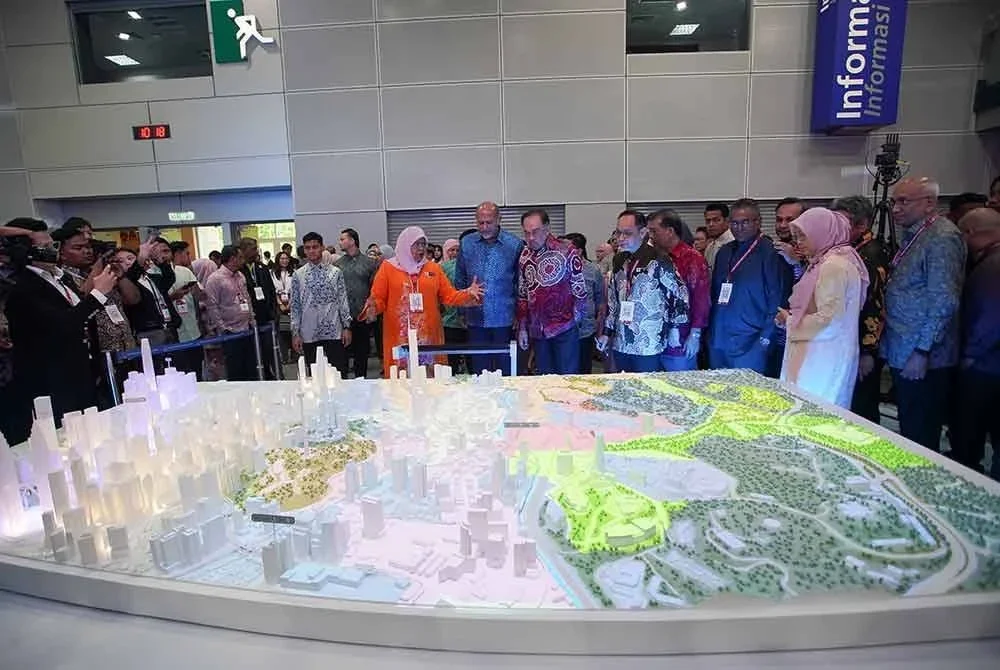 Perdana Menteri, Datuk Seri Anwar Ibrahim bersama Menteri Digital, Gobind Singh Deo dan Menteri Wilayah Persekutuan, Datuk Seri Dr Zaliha Mustafa melawat tapak pameran Ekspo Bandar Pintar Kuala Lumpur 2025 yang diadakan di Pusat Konvensyen Kuala Lumpur pada Khamis. FOTO: ROSLI TALIB