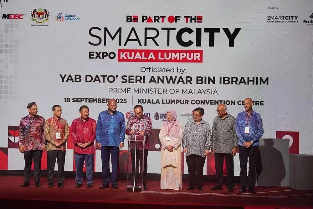 Perdana Menteri, Datuk Seri Anwar Ibrahim melancarkan Ekspo Bandar Pintar Kuala Lumpur disaksikan bersama Menteri Digital, Gobind Singh Deo dan Menteri Wilayah Persekutuan, Datuk Seri Dr Zaliha Mustafa yang diadakan di Pusat Konvensyen Kuala Lumpur (KLCC) pada Khamis. FOTO: ROSLI TALIB