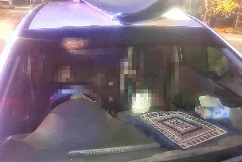 Mayat kedua-dua beranak itu yang ditemui dalam kenderaan tersebut.