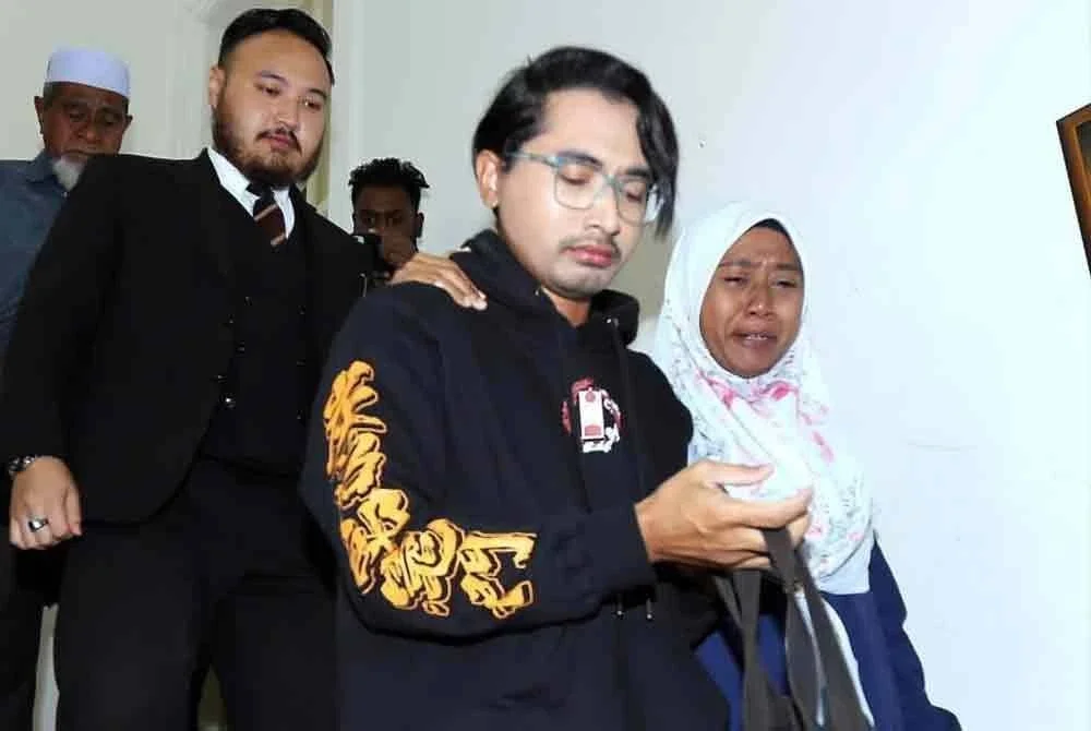 Muhammad Ikbal Izzuddin (depan, kiri) dilepas dan dibebaskan daripada pertuduhan melakukan amang seksual fizikal terhadap seorang kanak-kanak lelaki, lima tahun lalu.