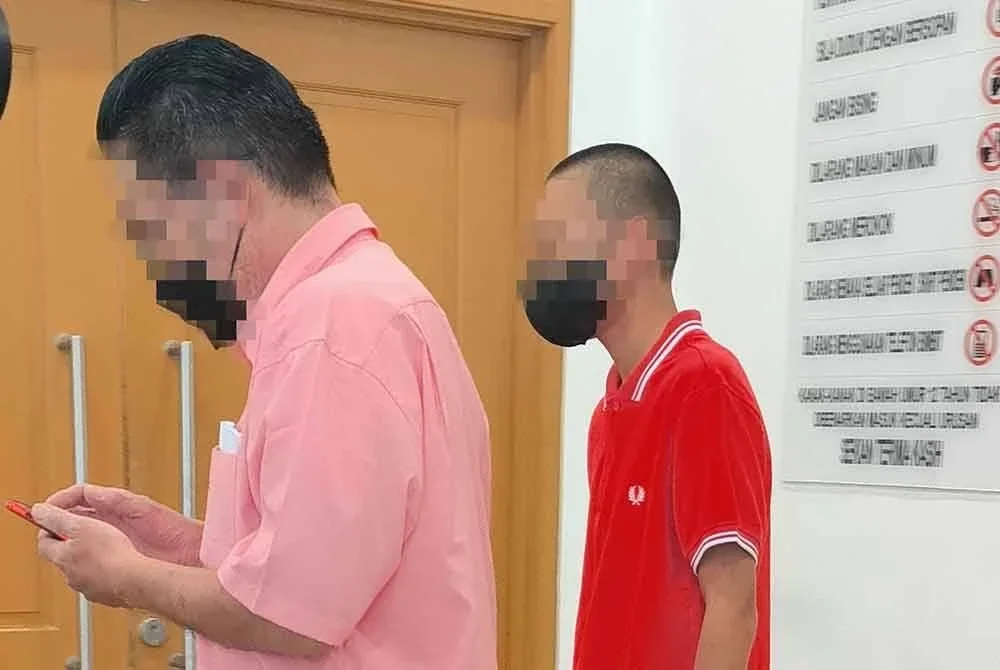 Salah seorang pelajar hadir ke Mahkamah Majistret Kajang pada prosiding lalu, bersama bapanya bagi menghadapi satu pertuduhan berkelakuan kurang sopan, dua bulan lalu.