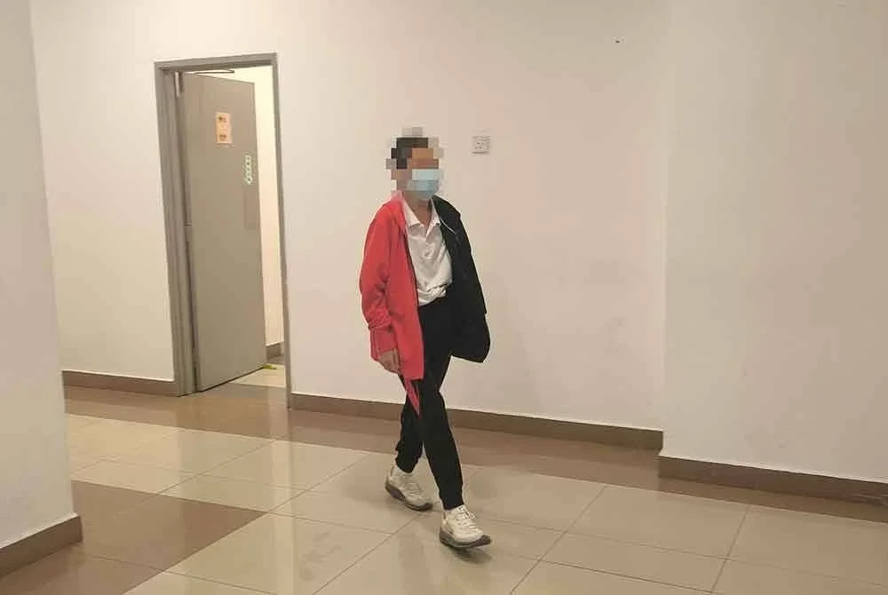 Salah seorang pelajar hadir ke Mahkamah Majistret Kajang pada Khamis, bagi menghadapi satu pertuduhan berkelakuan kurang sopan, dua bulan lalu.