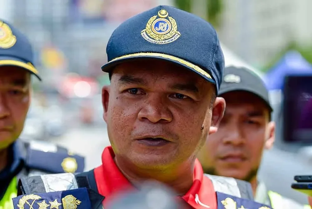 Hamidi bercakap ketika sidang media selepas meninjau kenderaan Perdagangan pada Ops Khas Kenderaan Perdagangan di Plaza Tol Sungai Besi Arah Selatan di Kuala Lumpur pada Khamis. 