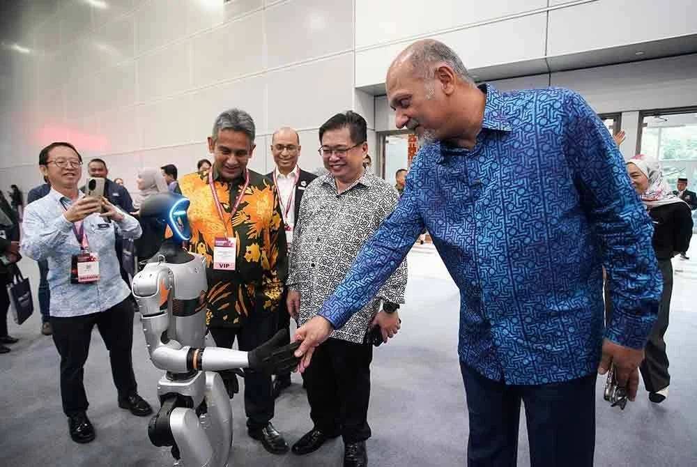 Menteri Digital, Gobind Singh Deo meninjau pameran selepas menyaksikan sesi pertukaran memorandum persefahaman pada Ekspo Bandar Pintar Kuala Lumpur yang diadakan di Kuala Lumpur Convention Centre (KLCC) pada Khamis.