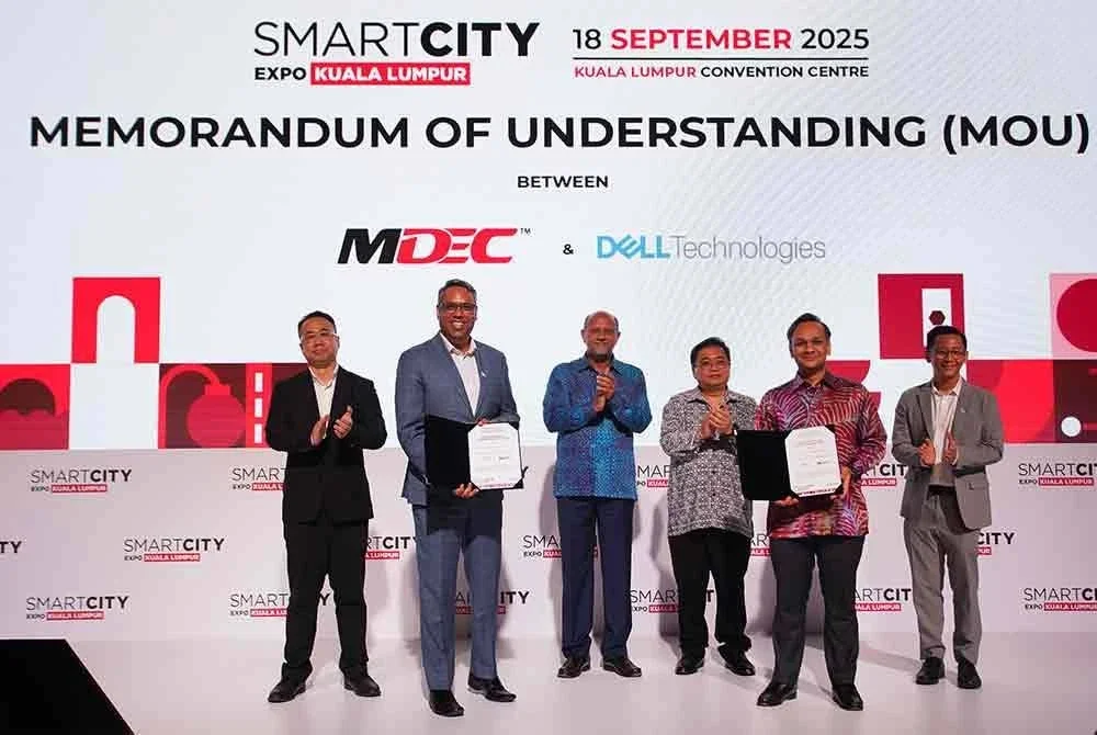 Menteri Digital, Gobind Singh Deo menyaksikan pertukaran memorandum persefahaman pada Ekspo Bandar Pintar Kuala Lumpur yang diadakan di Kuala Lumpur Convention Centre (KLCC) pada Khamis.