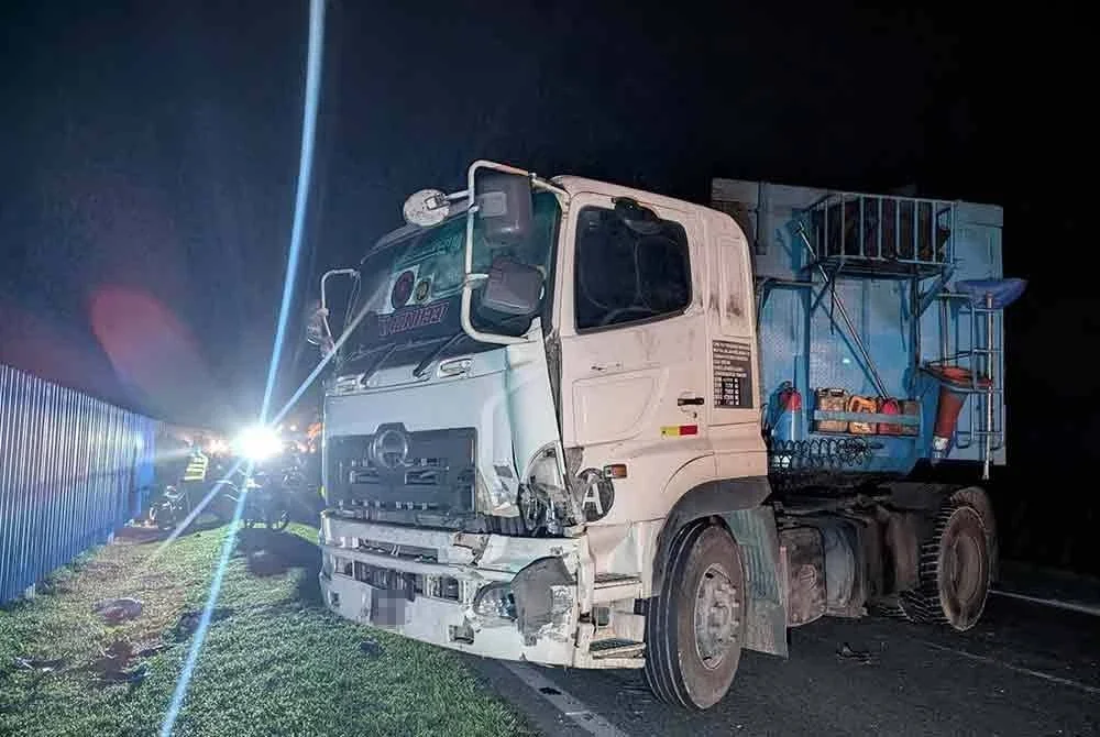 Keadaan lori yang terbabit dalam kemalangan di Kilometer 4, Jalan Kulai-Kota Tinggi, awal pagi Khamis. - Foto IPD Kulai