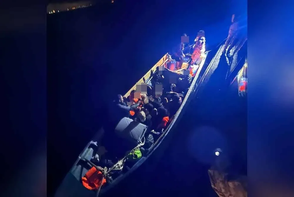 Antara PATI yang dicekup selepas bot pancung tersebut ditemukan dalam keadaan hanyut kerana mengalami kerosakan enjin di perairan Tanjung Kling, Melaka pada Rabu. Foto: Maritim Malaysia