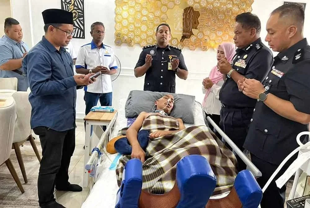 Mohamad Hatta(dua dari kanan menadah tangan membaca doa kesembuhan kepada Mohd Fairus