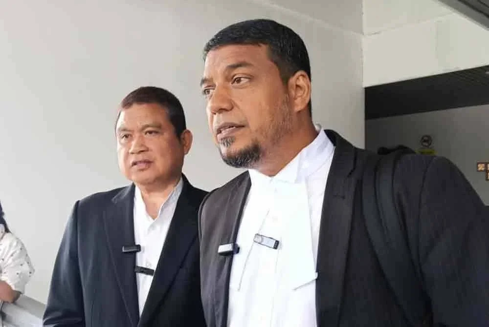 Mohamad Ali (kiri) bersama peguamnya Rafique Rashid ketika ditemui di Mahkamah Tinggi Melaka pada Khamis.