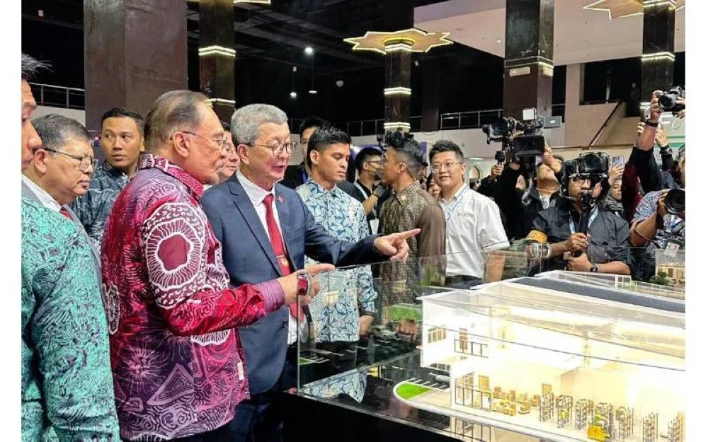 Lim Hock San (tiga kiri) membentangkan pencapaian projek LBS kepada Perdana Menteri, Datuk Seri Anwar Ibrahim semasa Persidangan ‘Now and Future’ di WTC Kuala Lumpur.

