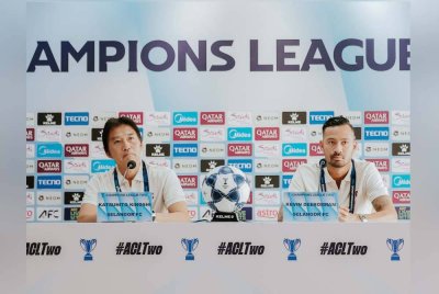 Kinoshi (kiri) bersama Deeromram semasa sidang media pada Rabu. Foto Selangor FC