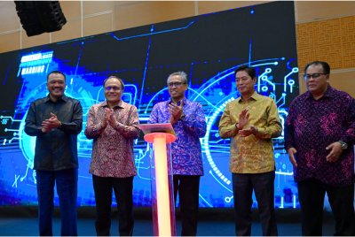 Azam (dua dari kiri) semasa Persidangan Penyelidikan Governans, Integriti dan Antirasuah Peringkat Kebangsaan Kali Ke-4 di Movenpick Convention Centre pada Khamis.